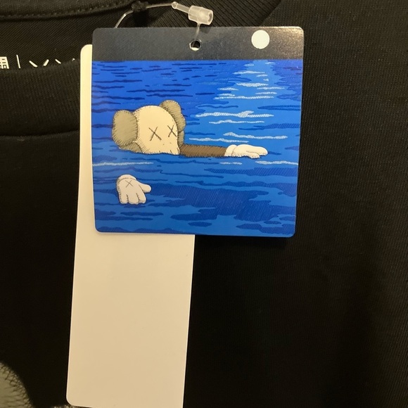 Kaws x uniqlo collab t shirt ut size xl - Picture 7 of 7